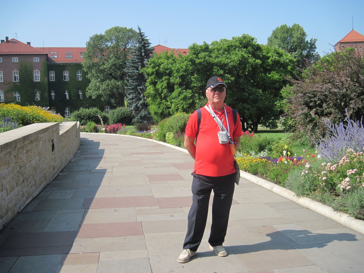 41-Cracovia-Mio marito nel giardino della cattedrale